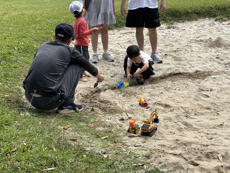 「 兩 鐵 列 車 」 騎 遊 高 雄 果 嶺 自 然 公 園