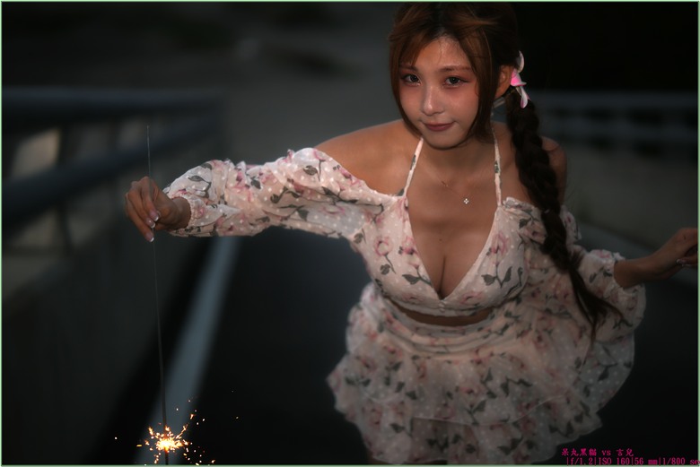 【 一言難盡 -- 言兒 】拍仙女棒快門壓光，閃燈壓得了日光但壓不住走光