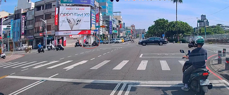 屏東 機車直接左轉，撞倒同向機車。也撞到對向....