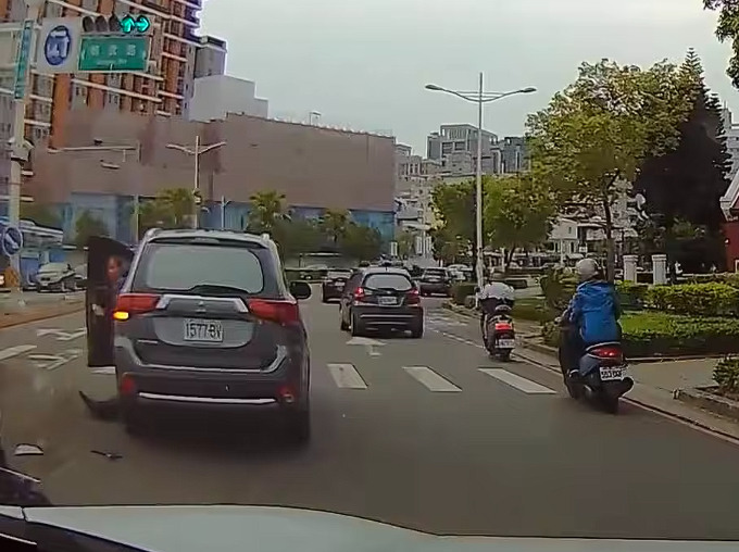 台中 機車事故現場。路過汽車，二次輾過 機車⁉️庇護島❔( 新增畫面)