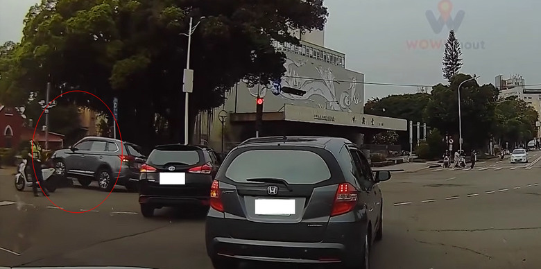 台中 機車事故現場。路過汽車，二次輾過 機車⁉️庇護島❔( 新增畫面)