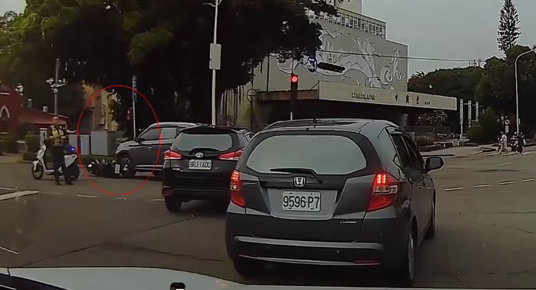台中 機車事故現場。路過汽車，二次輾過 機車⁉️庇護島❔