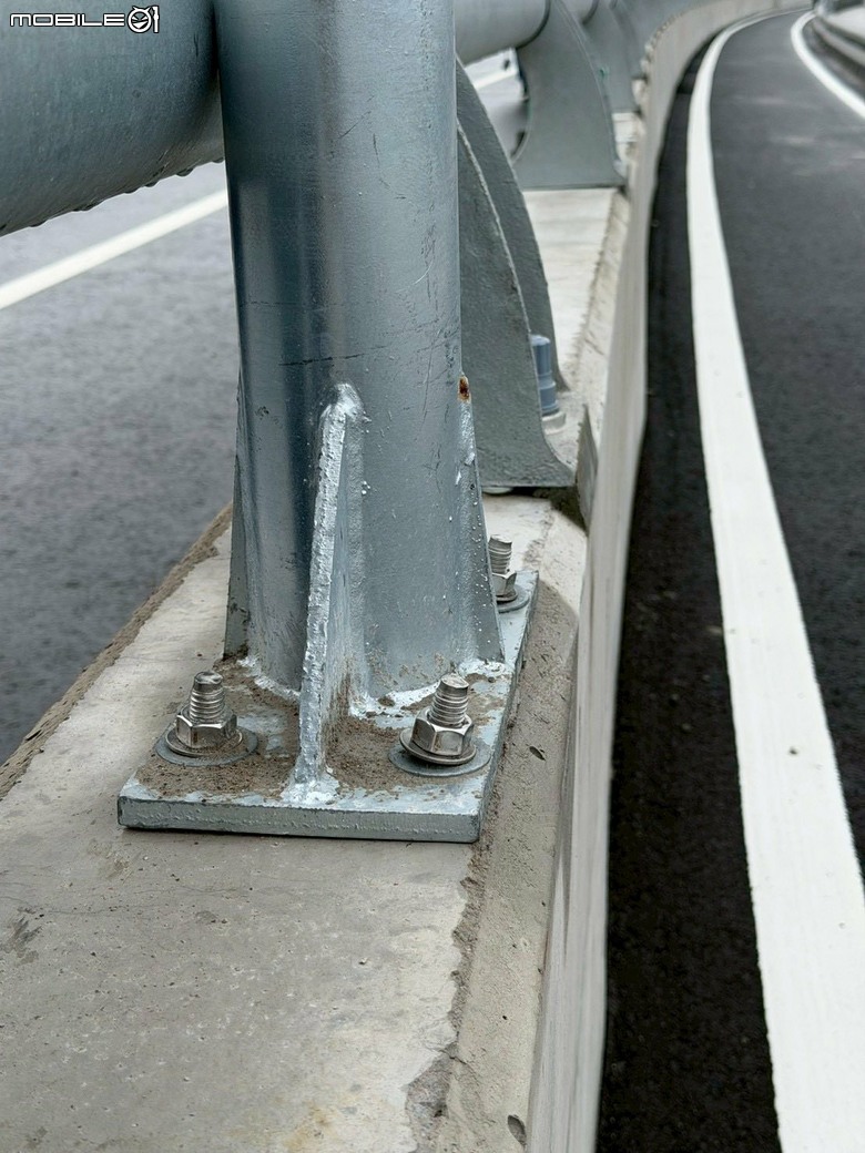 淡江大橋機車實地走訪，機車道窄成這樣到底給誰騎？