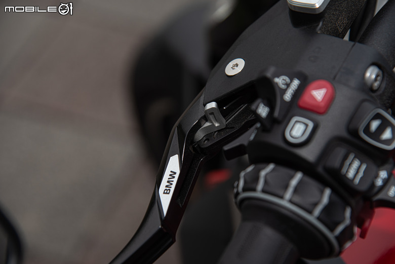 點我看大圖 BMW Motorrad R 1300 R 試駕|一絲不苟的德式西裝暴徒!引擎輸出滿滿暴力、外觀卻是優雅精緻!