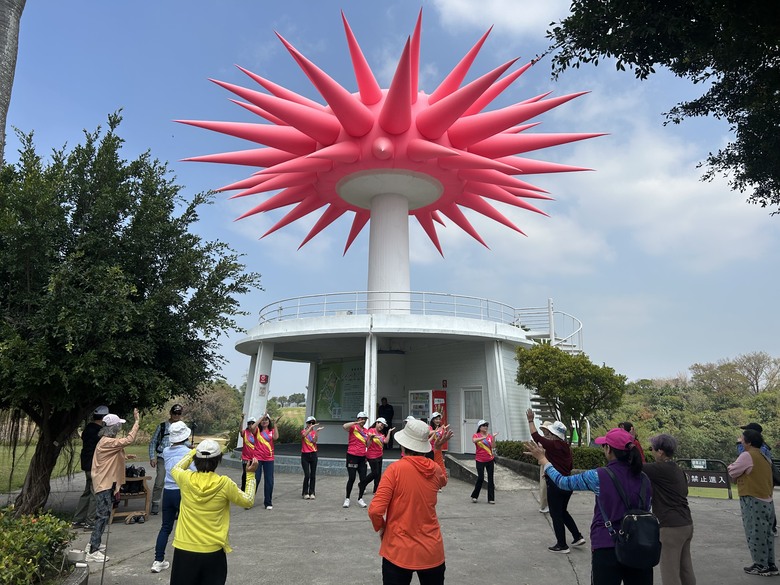 「 兩 鐵 列 車 」 騎 遊 高 雄 果 嶺 自 然 公 園