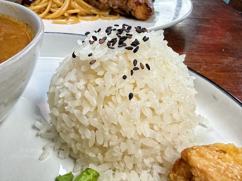 很chill的深夜食堂，無水咖喱、義大利麵、點心、豐富餐酒、寵物友善，聚餐小酌首選