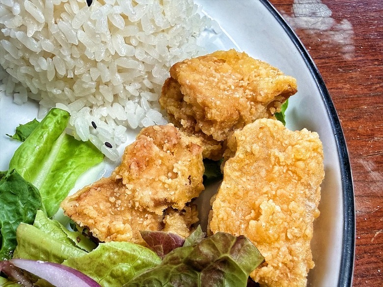 很chill的深夜食堂，無水咖喱、義大利麵、點心、豐富餐酒、寵物友善，聚餐小酌首選