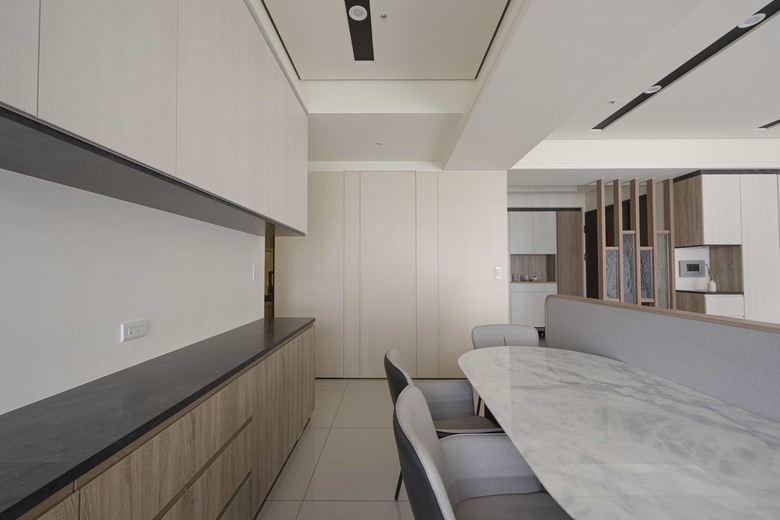 【開箱】35坪中古屋翻新！質感黑石紋x歐德綠建材，打造下班後的避風港