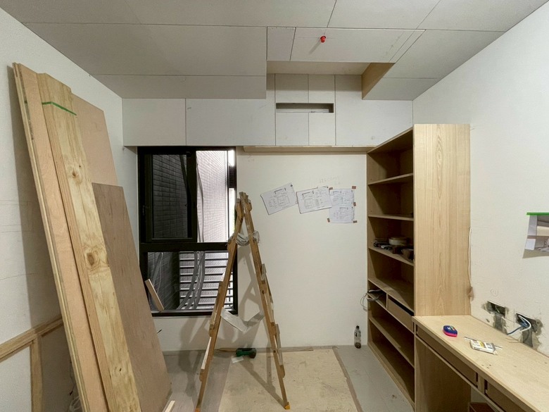 【開箱】高雄兩房兩廳小宅｜中島一桌兩用＋格柵隱形門收納