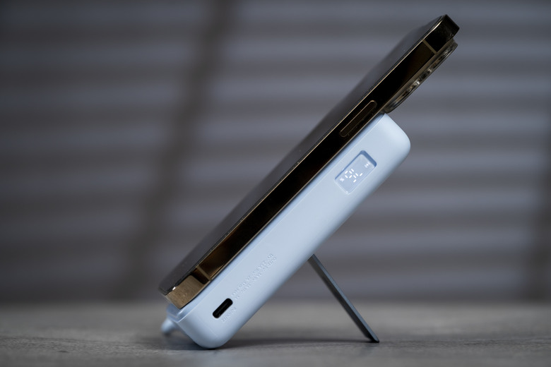 【開箱測試】Xiaomi 磁吸支架行動電源 10000 7.5W ｜磁吸、支架、自帶線一次到位
