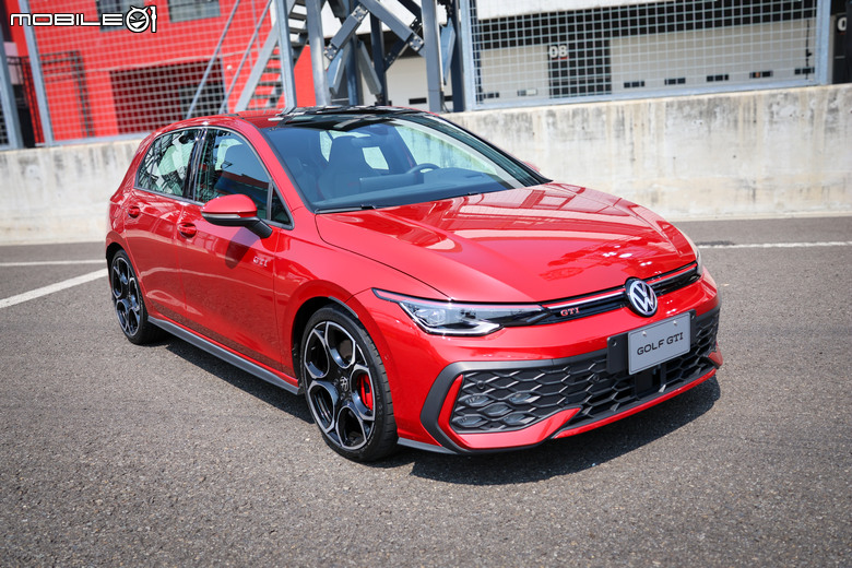 Volkswagen 性能奔馳嘉年華賽道體驗｜Golf R 夜幕疾行版正式亮相、感受經典鋼砲的駕馭樂趣！