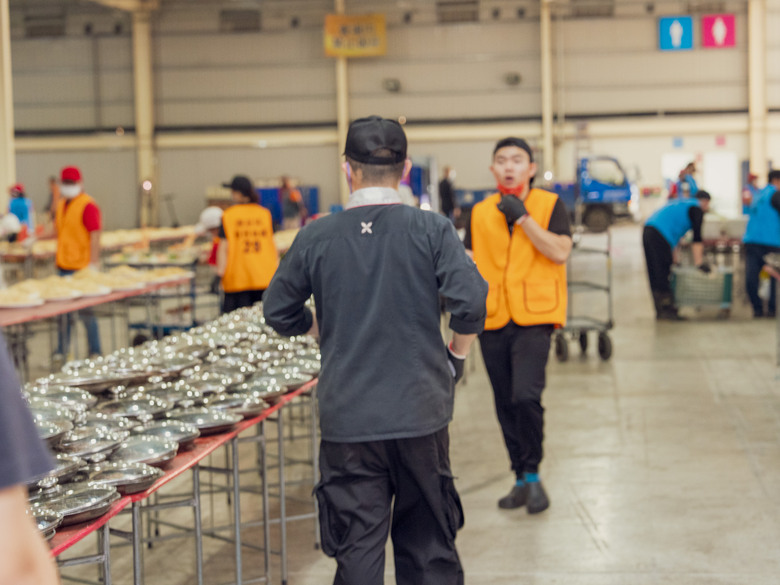 【正港台灣味】「走!咱來去呷辦桌!」潮港城總舖師 30 年真功夫,乎主家走路有風、人客呷甲會鬥舌!