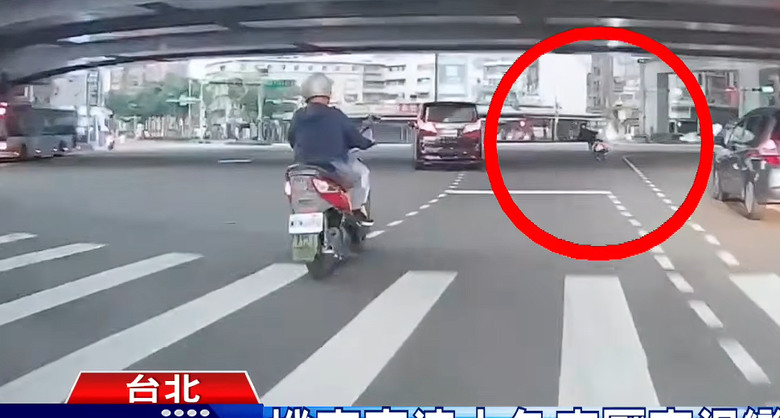 北市 機車過彎挨罰.........喔 不能抬腿喔 🦵（腿）