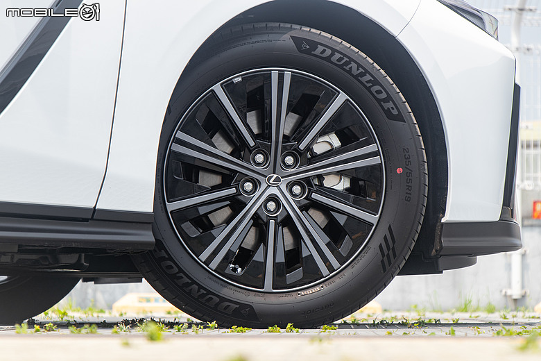 Lexus ES 500e 大改款試駕｜瑕不掩瑜的進化，用誠意再戰市場！