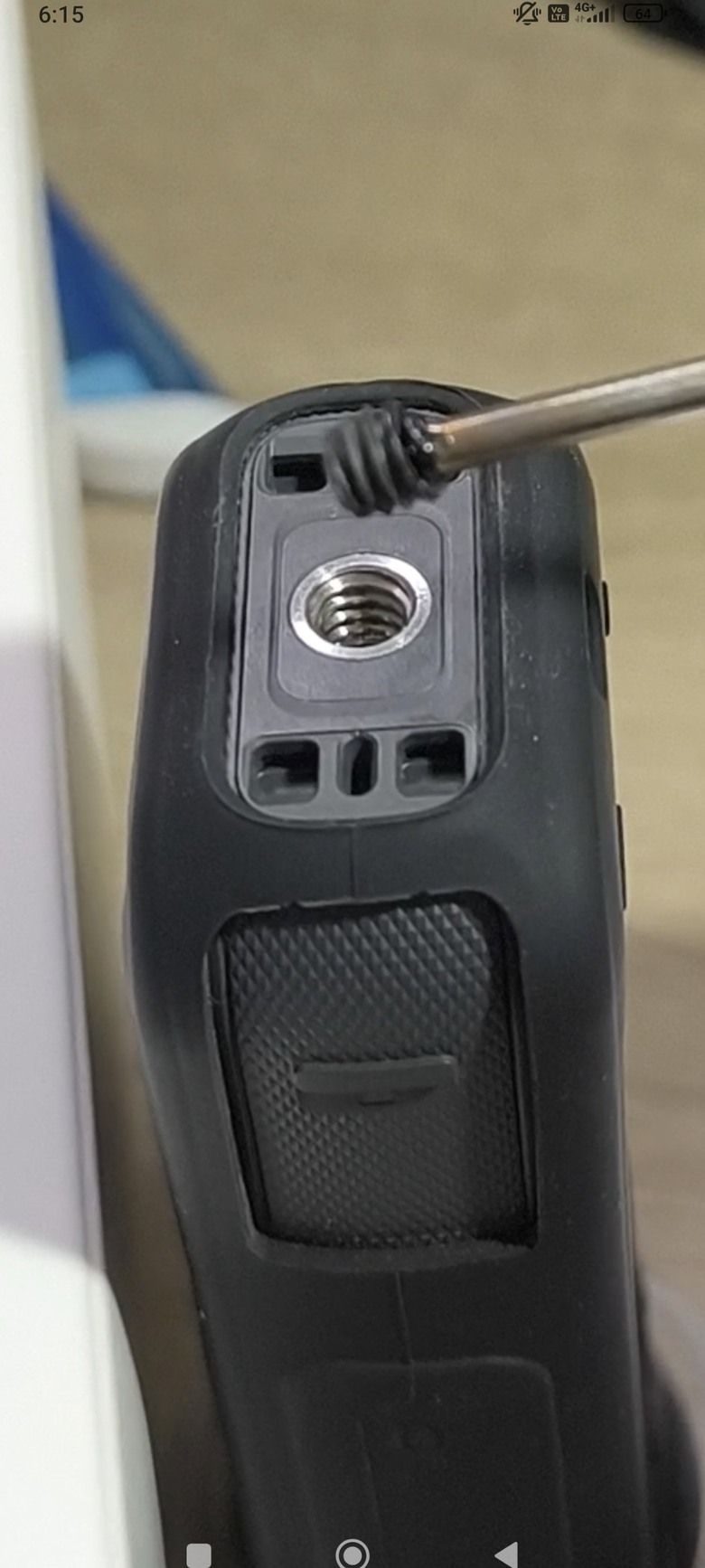 相機腳架孔斷裂卡在裡面自救