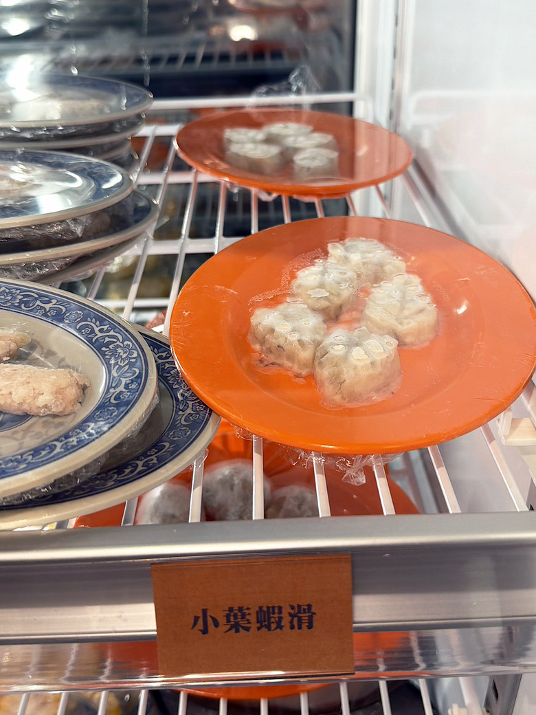 【台南如潮火鍋】東區沙茶爐新店｜扁魚湯頭濃郁耐喝｜虱目魚肚丸爆汁｜蝦滑楓葉＋蛋腸馬卡龍