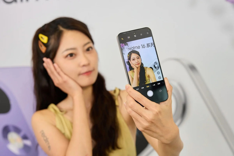 搶攻Y2K復古自拍熱潮！realme 16 5G登台，首創「補光自拍鏡」結合7000mAh巨獸級電量