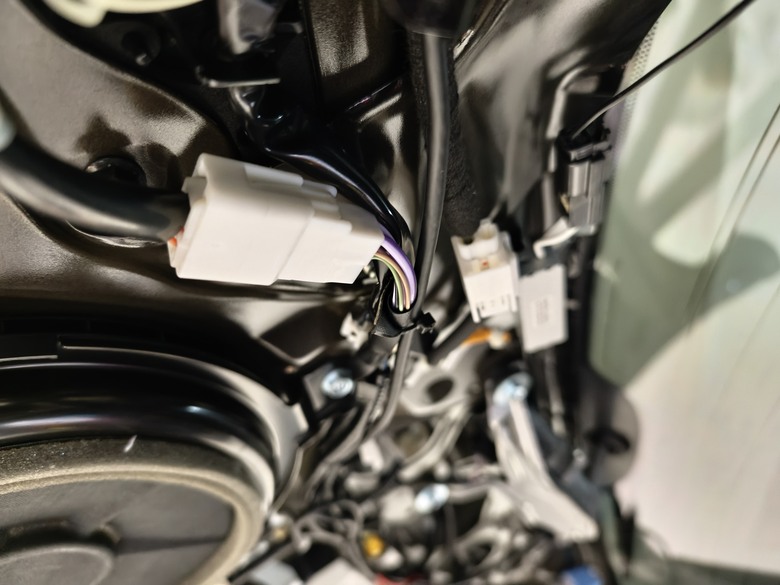 拆卸與安裝2015年NX300H 電動尾門連桿