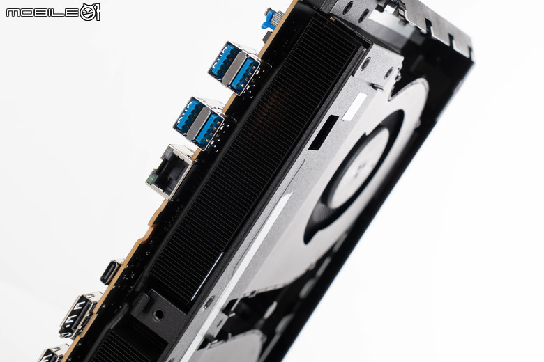ROG GR70 小型電競桌機開箱實測 搭配最強 AMD 9955X3D 處理器的迷你巨人