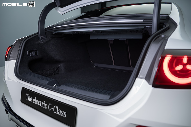 全新Mercedes-Benz純電C-Class葡萄牙直擊|近800公里續航,質感更勝以往!