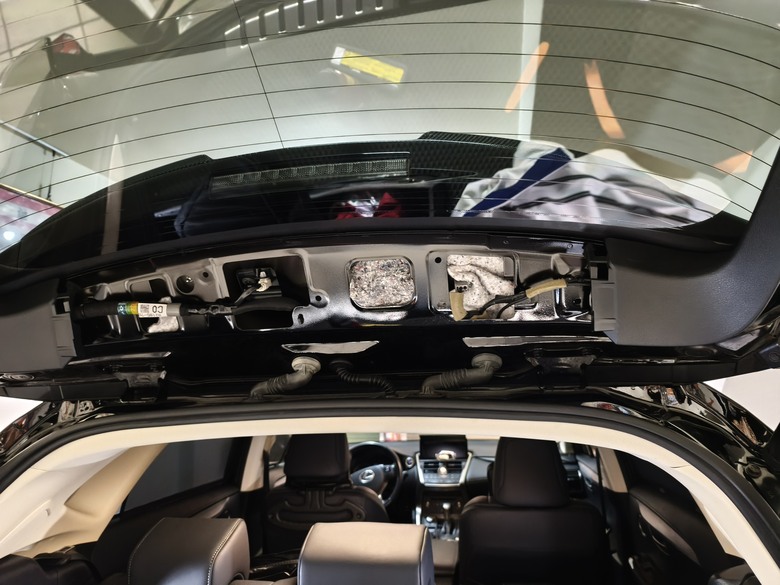 拆卸與安裝2015年NX300H 電動尾門連桿