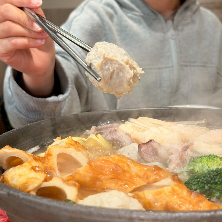 【台南如潮火鍋】東區沙茶爐新店｜扁魚湯頭濃郁耐喝｜虱目魚肚丸爆汁｜蝦滑楓葉＋蛋腸馬卡龍