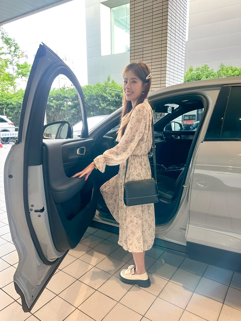 陪學妹保養EC40，我幫看車，她逛精品店