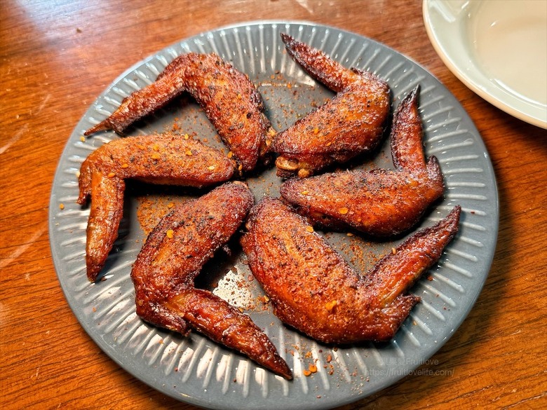 很chill的深夜食堂，無水咖喱、義大利麵、點心、豐富餐酒、寵物友善，聚餐小酌首選
