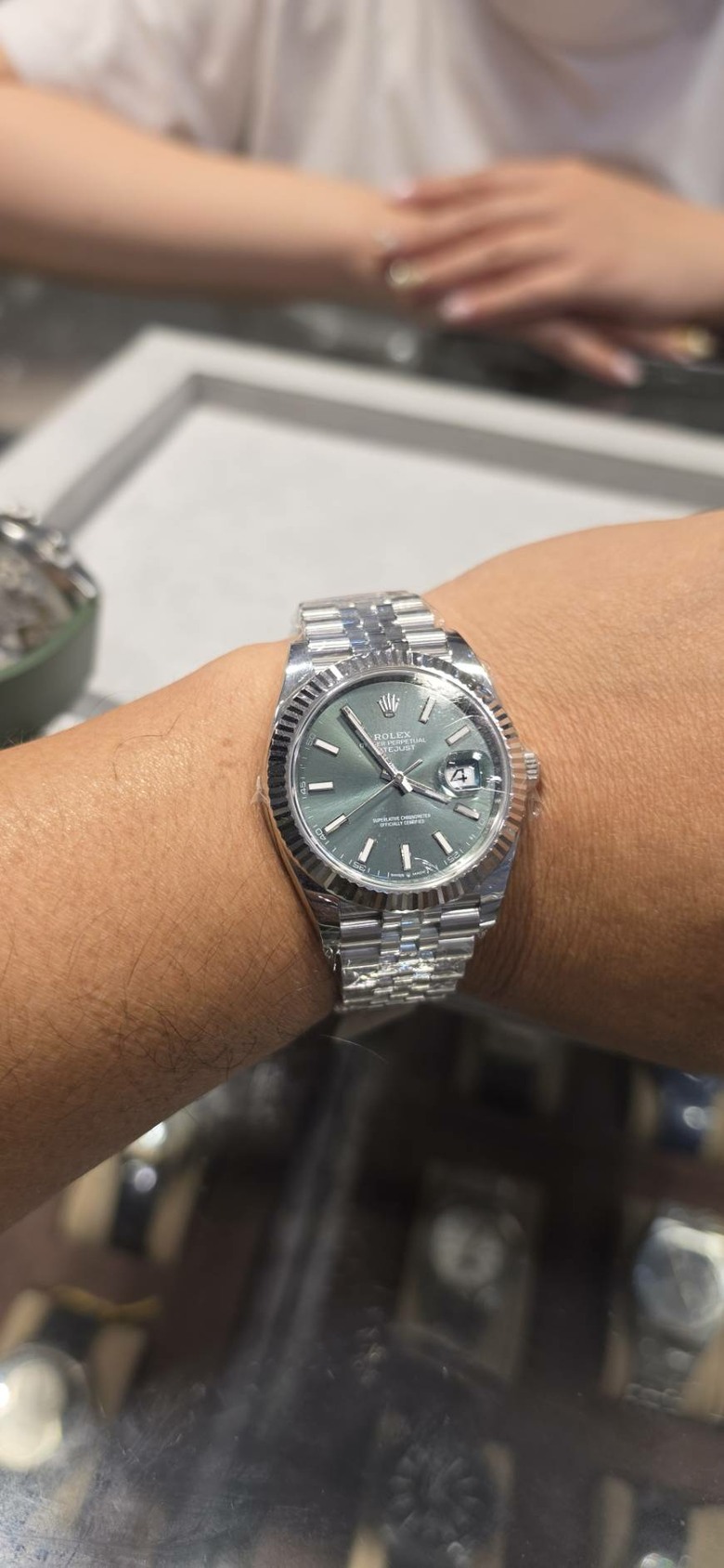 【請問】現在 ROLEX 在經銷錶店還是一樣都需要配錶嗎？