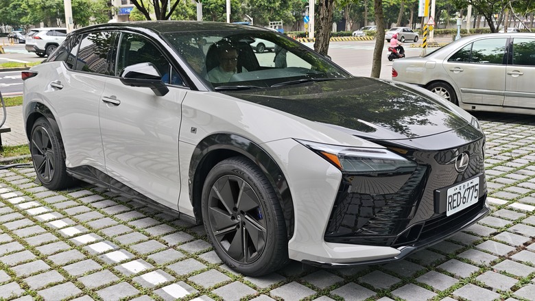 趕在第一天來欣賞All New Lexus ES300h的心得分享