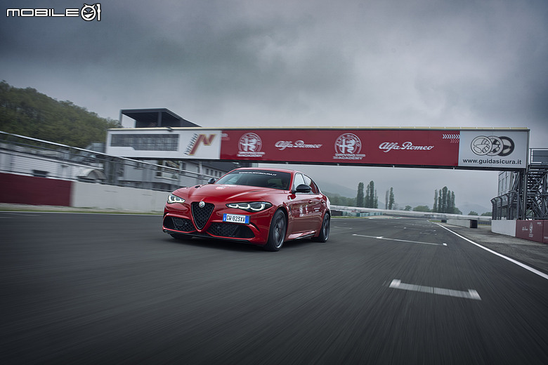 【海外新訊】Alfa Romeo於義大利推出「Alfa Romeo Driving Academy 駕馭學院」，呼應品牌精神國內同步邀請車迷前往展間試駕、未來亦將規劃相關駕駛體驗活動！