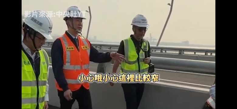 淡江大橋機車實地走訪，機車道窄成這樣到底給誰騎？