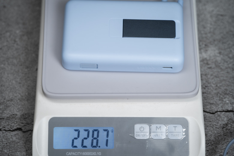 【開箱測試】Xiaomi 磁吸支架行動電源 10000 7.5W ｜磁吸、支架、自帶線一次到位