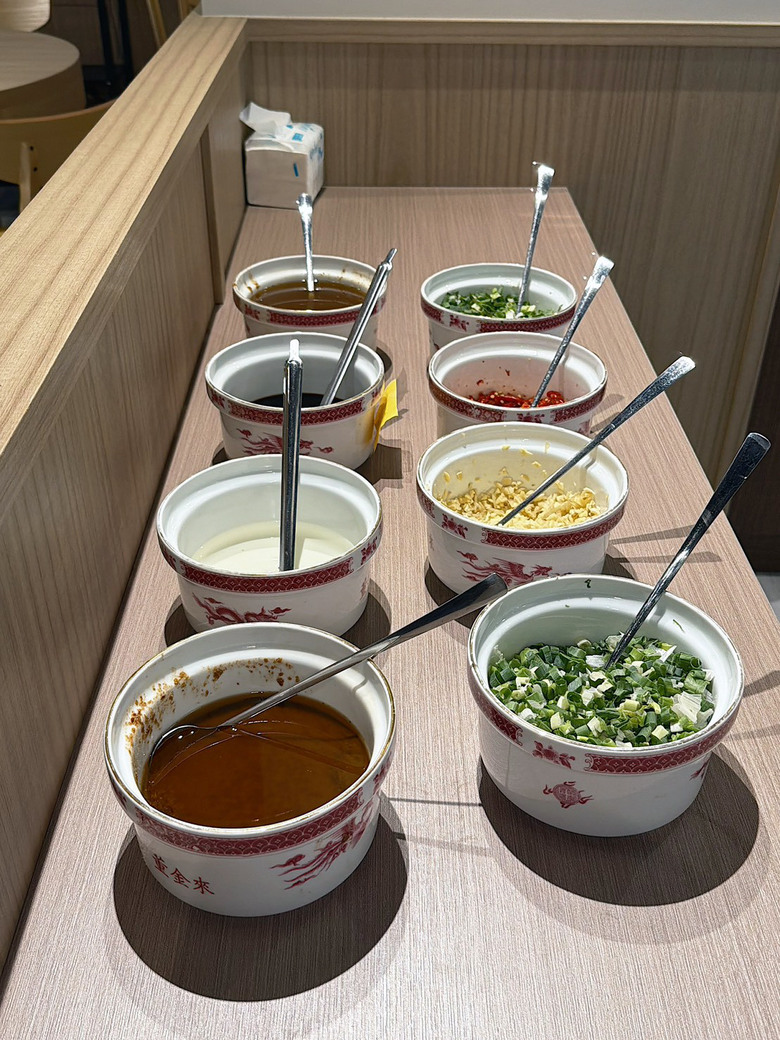 【台南如潮火鍋】東區沙茶爐新店｜扁魚湯頭濃郁耐喝｜虱目魚肚丸爆汁｜蝦滑楓葉＋蛋腸馬卡龍