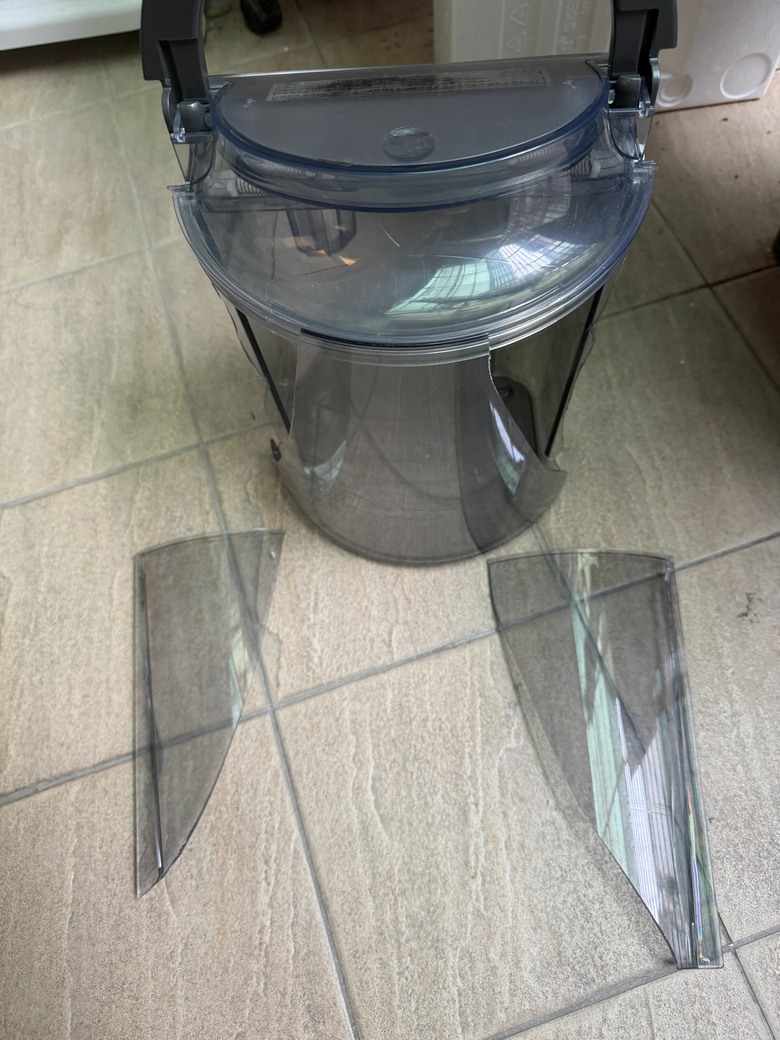 LG PuriCare&trade; 雙變頻除濕機水箱破裂