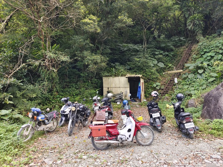 背著書包去越野－－武荖坑林道信大水泥大白山礦路