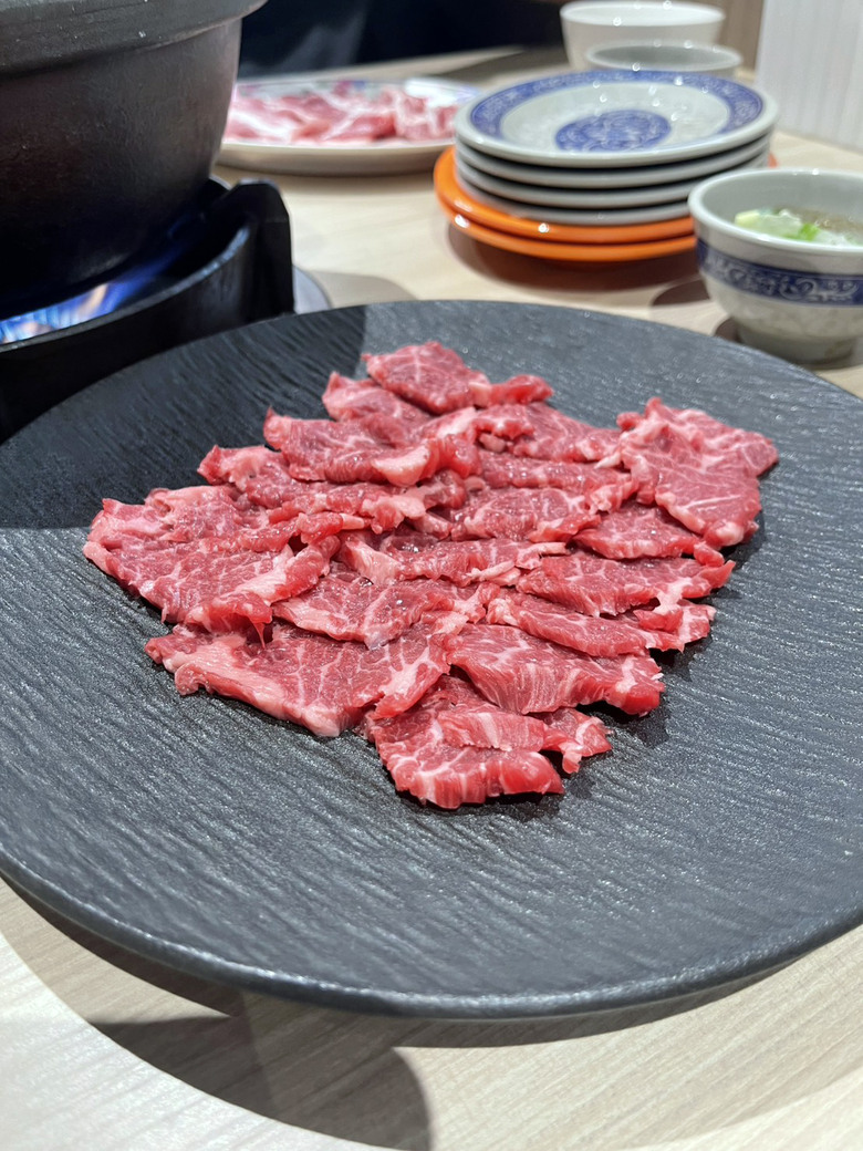 【台南如潮火鍋】東區沙茶爐新店｜扁魚湯頭濃郁耐喝｜虱目魚肚丸爆汁｜蝦滑楓葉＋蛋腸馬卡龍
