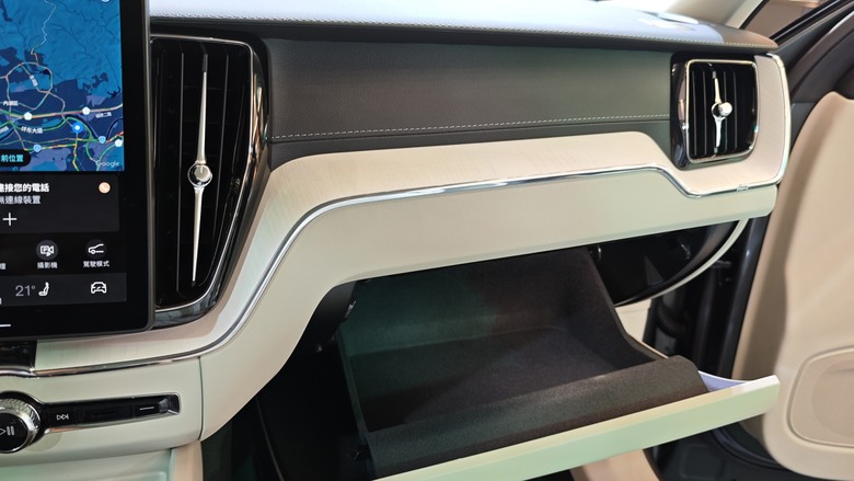 趕在第一天, 來南港Lalaport看好久不見的All New XC60~~