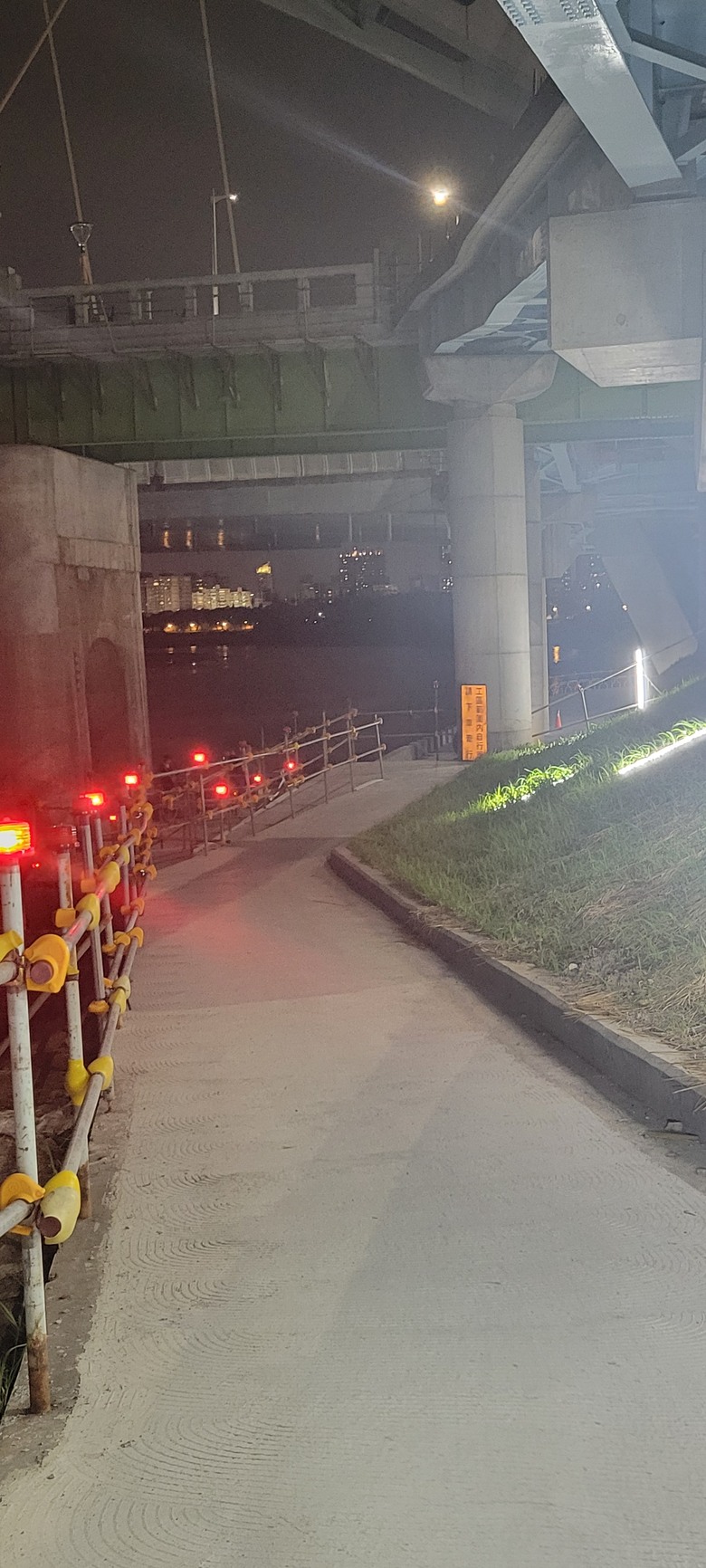 中正橋下要小心水泥縫隙(工區範圍內自行車請下車牽行)