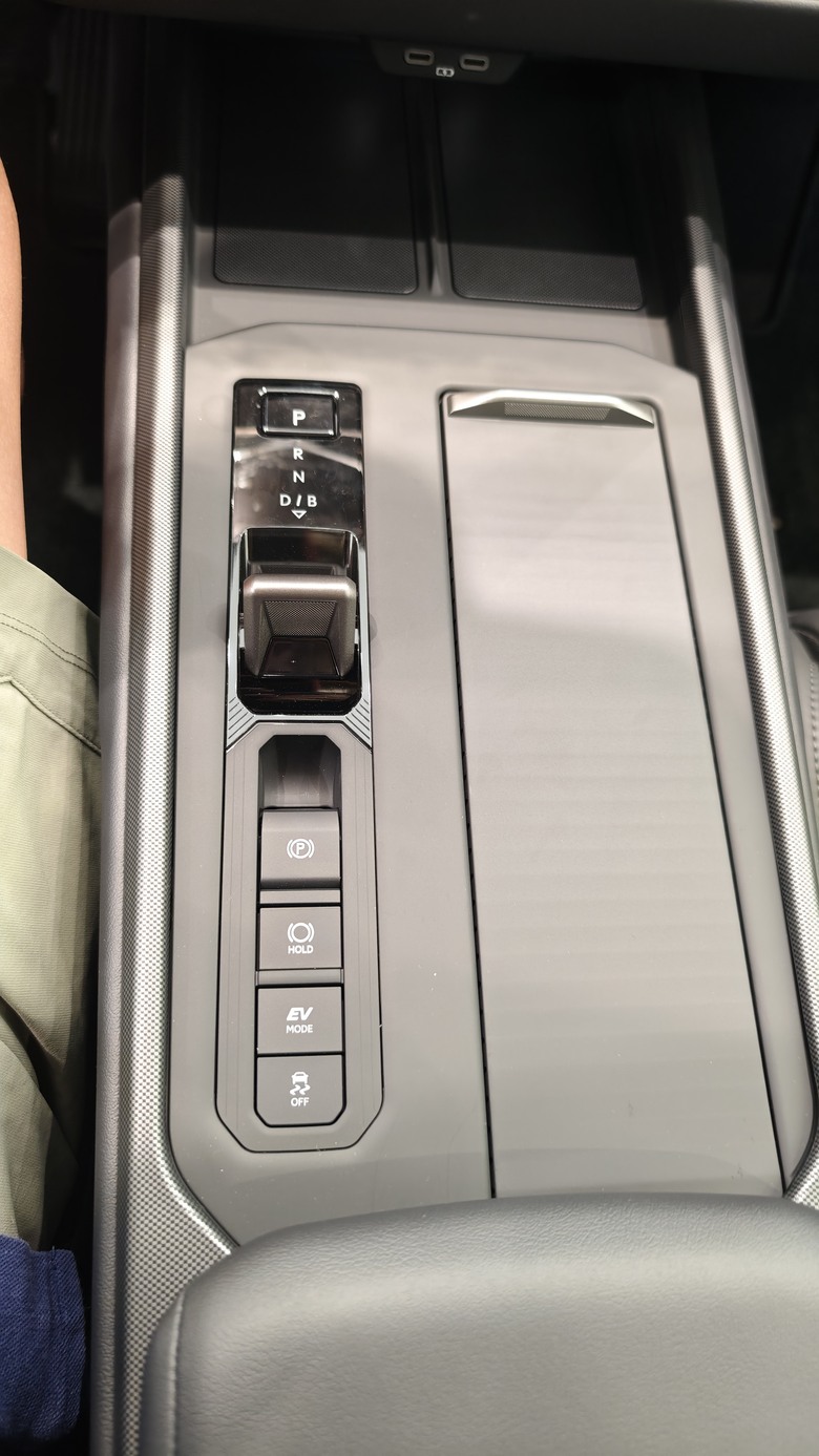 趕在第一天來欣賞All New Lexus ES300h的心得分享