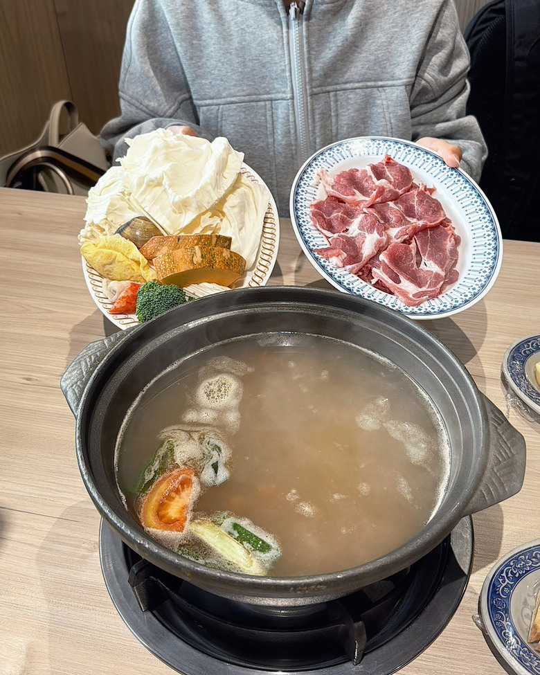 【台南如潮火鍋】東區沙茶爐新店｜扁魚湯頭濃郁耐喝｜虱目魚肚丸爆汁｜蝦滑楓葉＋蛋腸馬卡龍