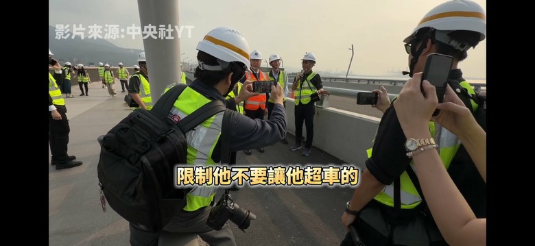 淡江大橋機車實地走訪，機車道窄成這樣到底給誰騎？