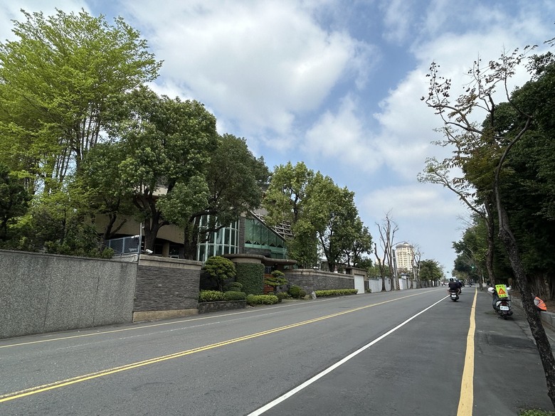 「 兩 鐵 列 車 」 騎 遊 高 雄 果 嶺 自 然 公 園