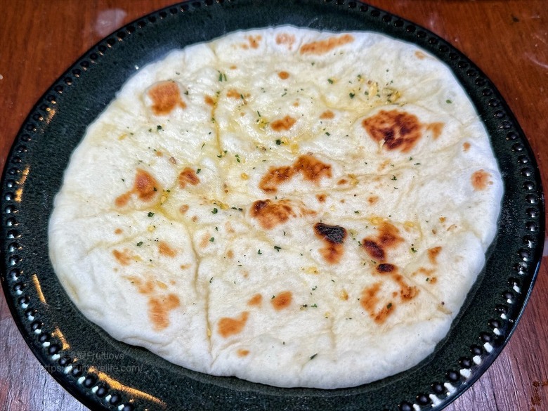 很chill的深夜食堂，無水咖喱、義大利麵、點心、豐富餐酒、寵物友善，聚餐小酌首選