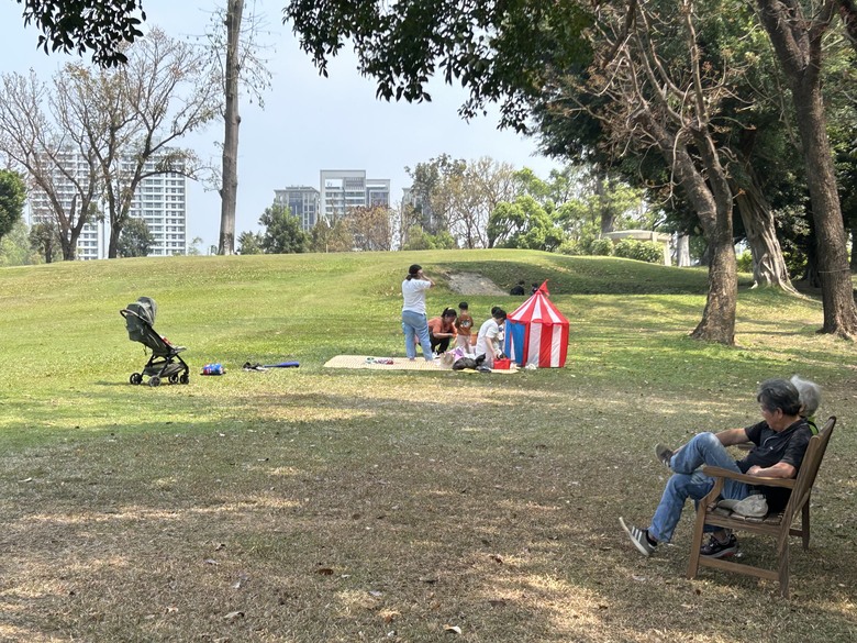 「 兩 鐵 列 車 」 騎 遊 高 雄 果 嶺 自 然 公 園