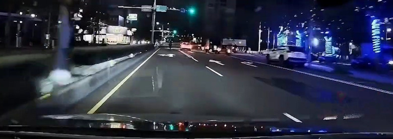台南 騎士直行車在快車道上 教訓 闖燈的汽車。
