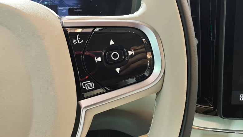趕在第一天, 來南港Lalaport看好久不見的All New XC60~~