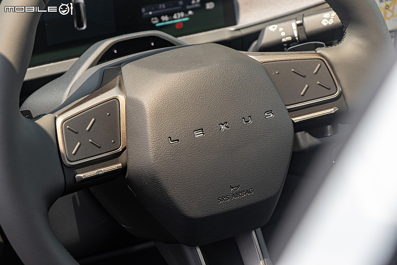Lexus ES 500e 大改款試駕｜瑕不掩瑜的進化，用誠意再戰市場！