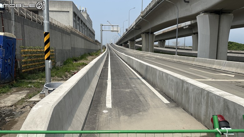 淡江大橋機車實地走訪，機車道窄成這樣到底給誰騎？