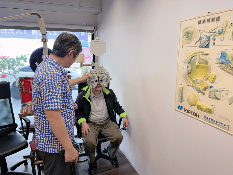 [開箱] 台南 CP 值神店！3000 元搞定老爸生日禮物，多焦+變色一副配到好